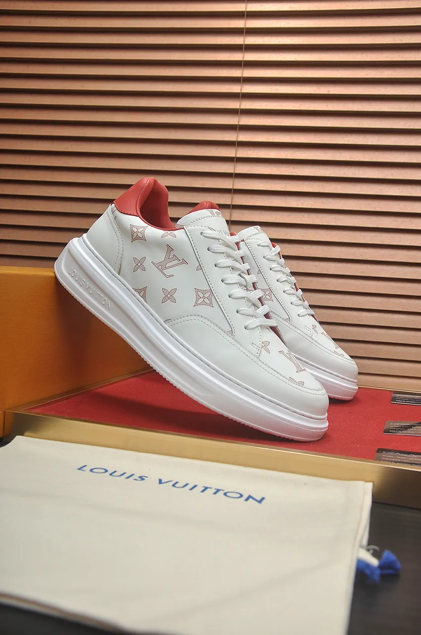 Men's men's shoes 💰640💶Original development, quality shipping, welcome to compare - LV sneaker series sports shoes introduce the loose silhouette of the ready-to-wear series into the spring and summer men's wear shows and make an eye-catching appearance. The cow leather upper is combined with rough fabric laces, and colorful beading highlights the brand's classic elements. LV letters mark the tongue and Monogram floral outsole. Mixed materials Made of top-grain cowhide, thick shoelace design, large Monogram print on the side, mesh lining and cotton feet, the comfort is as extreme as ever, premium heritage, quality first, worth owning! Size: Men’s 38-45 (45 is custom-made and cannot be returned or exchanged)